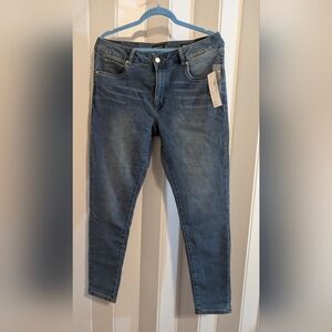 Tahari Women's Skinny Jeans in Blue. Size 14/32